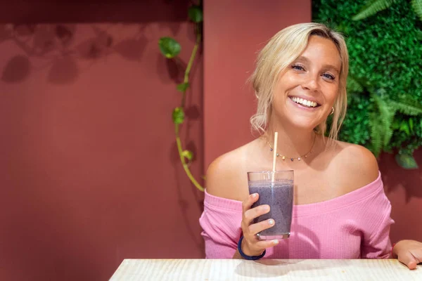 Young Woman Smiling Camera While Enjoying Drinking Delicious Smoothie Coffee — Stock fotografie