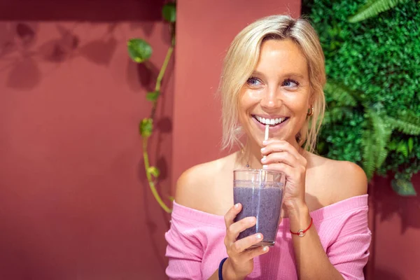 Joyful Woman Looking Away Smiling While Drinking Fresh Smoothie Cafe — Stock fotografie