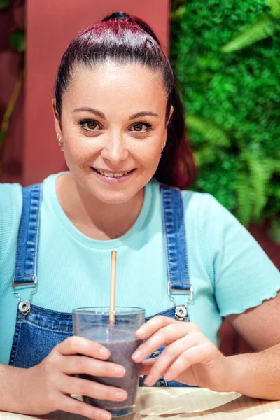 Portrait Woman Looking Camera Smiling While Drinking Delicious Smoothie Cafe — Stock fotografie