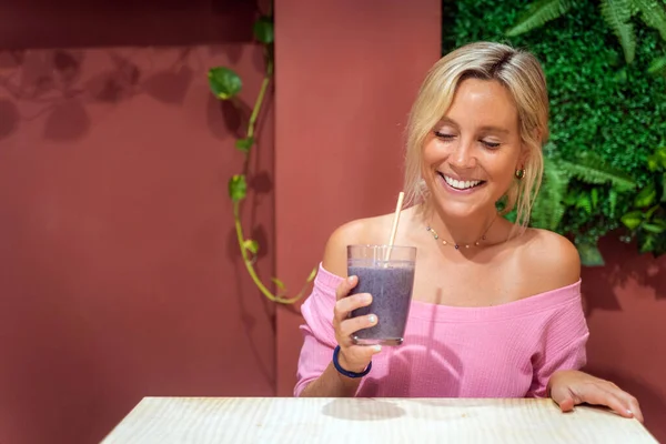 Cheerful Woman Smiling While Enjoying Drinking Delicious Smoothie Coffee Shop — Stock fotografie