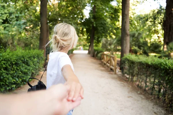 Młoda Kobieta Trzymająca Się Rękę Prowadząca Podczas Spaceru Świeżym Powietrzu — Zdjęcie stockowe