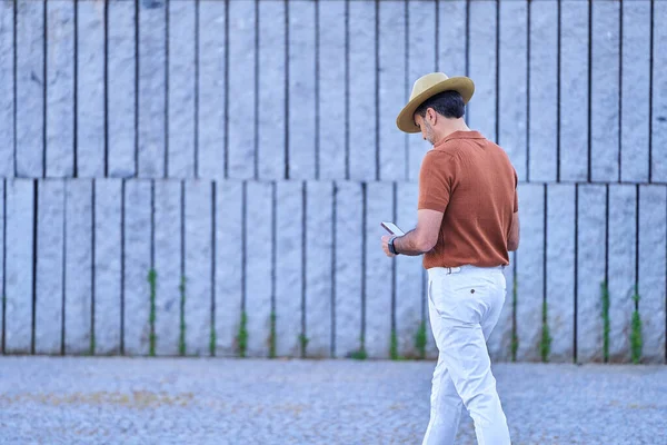 Uomo Elegante Che Indossa Cappello Usa Suo Cellulare Mentre Cammina — Foto Stock