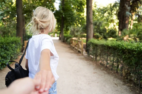 Jovem Mulher Mãos Dadas Liderando Enquanto Caminha Livre Parque — Fotografia de Stock