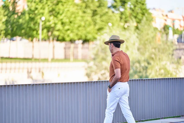 Uomo Elegante Che Indossa Cappello Usa Suo Cellulare Mentre Cammina — Foto Stock
