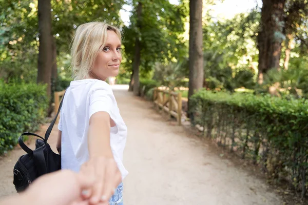 Junge Frau Blickt Die Kamera Und Lächelt Während Sie Händchen — Stockfoto