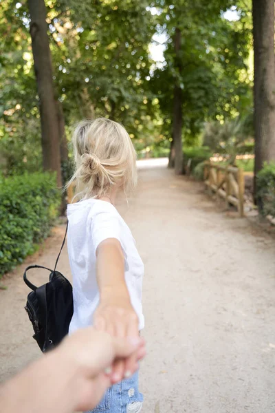 公園でアウトドアをしながら手とリードを保持若い女性 — ストック写真