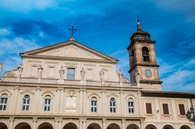 Tarihte Terni Kilisesi 'nin üst kısmı Duomo' dur.