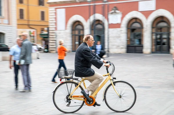 Terni Ιταλία Σεπτεμβρίου 2021 Λαχάνιασμα Ποδηλάτου Στην Πόλη Terni — Φωτογραφία Αρχείου