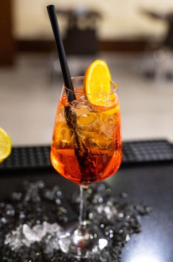 Tezgahın üzerindeki çeşitli kokteyllerin kompozisyonu koyu renkte ve kafasında meyve var.