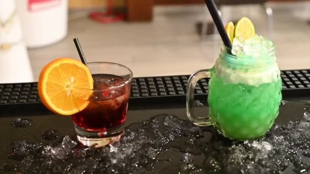 Cocktail da bere al bancone di un bar — Video Stock