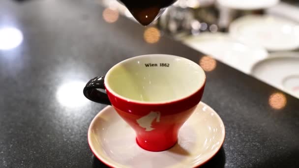 Verter en una taza de chocolate — Vídeo de stock