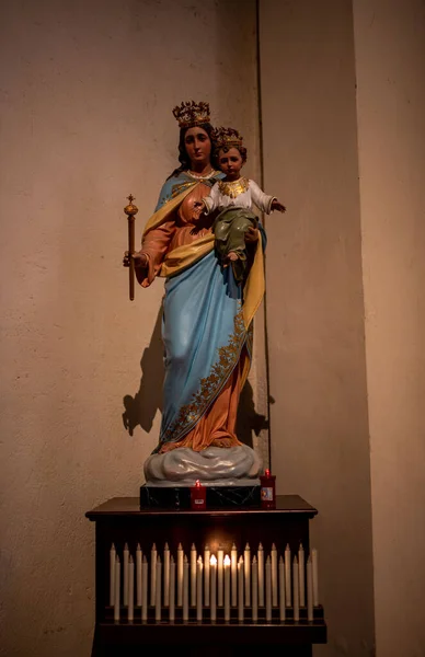 Standbeeld Van Madonna Met Jezus Kerk — Stockfoto