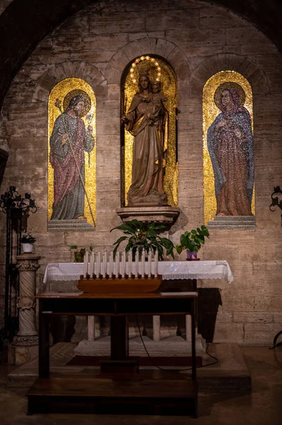 Figura Madonny Jezusem Kościele — Zdjęcie stockowe