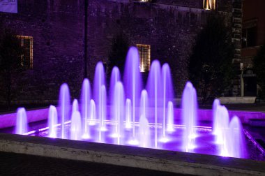 Terni, İtalya 12 Ekim 2021: Terni şehri çeşmesi pembeyle aydınlandı.