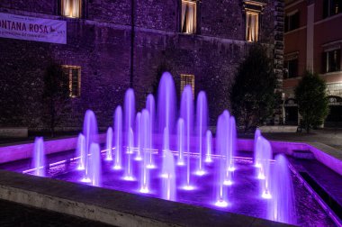 Terni, İtalya 12 Ekim 2021: Terni şehri çeşmesi pembeyle aydınlandı.