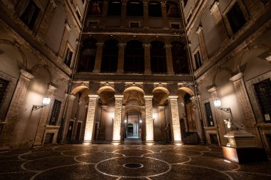 Terni, İtalya 12 Ekim 2021: Geceleri Terni kasabasının avlusunun içi