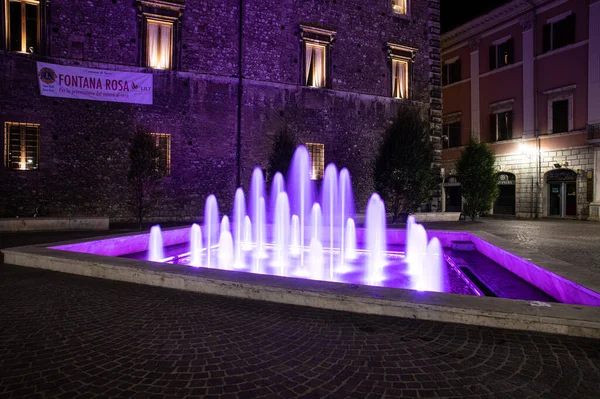 2021年10月12日 意大利特尼镇的喷泉 粉色灯火通明 — 图库照片