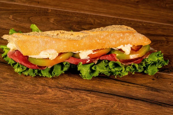 Panino Con Salame Verdure Una Superficie Legno — Foto Stock