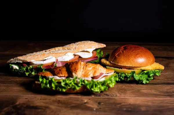 Composition Sandwichs Avec Salami Légumes Sur Une Surface Bois — Photo