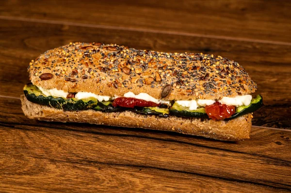 Sandwich Avec Salami Légumes Sur Une Surface Bois — Photo