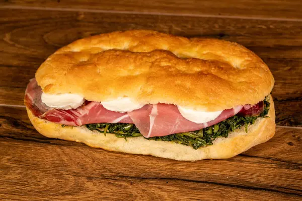 Focaccia Farci Avec Charcuterie Légumes Sur Une Surface Bois — Photo