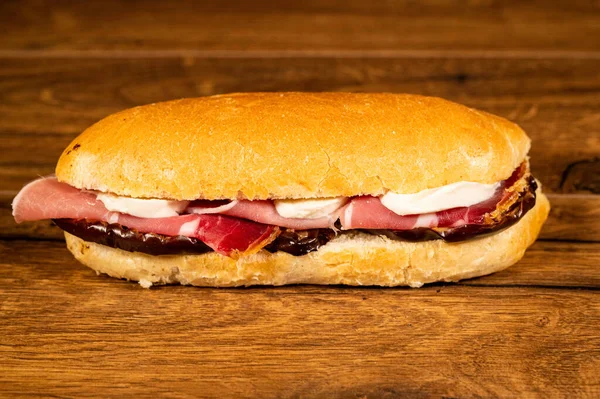 Sandwich Avec Salami Légumes Sur Une Surface Bois — Photo