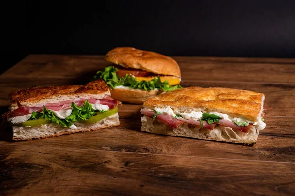 Composizione Sandwich Con Salame Verdure Una Superficie Legno — Foto Stock