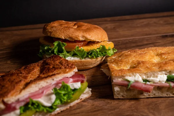 Composizione Sandwich Con Salame Verdure Una Superficie Legno — Foto Stock