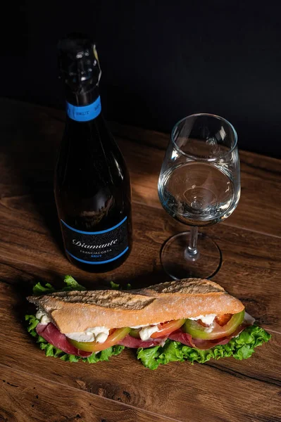 2021年10月25日 意大利普罗旺斯科葡萄酒和夹心三明治 — 图库照片