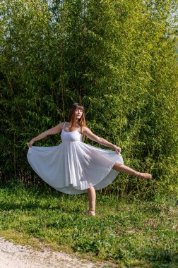 Beyaz elbiseli ve sivri uçlu ayakkabılı çeşitli pozlarda bir balerin.