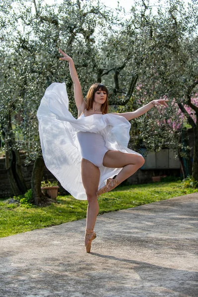 Bailarina Várias Poses Ambiente Natureza Com Vestido Branco Sapatos Pontiagudos — Fotografia de Stock