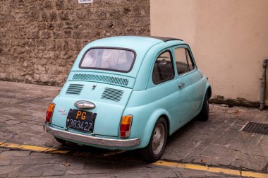Terni, İtalya Kasım 05 2021: açık mavi renkli Fiat 500 klasik araba