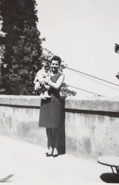 Terni, İtalya 15 Ağustos 1965: 60 'lı yaşlardaki kızını kollarında tutan bir annenin portresi