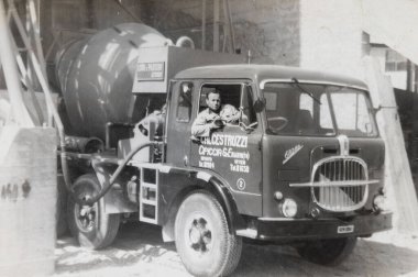 Terni, İtalya 12 Mayıs 1960: 60 'lı kamyonlarla çalışan adam