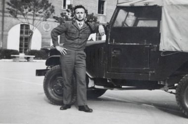 Terni, İtalya 15 Eylül 1961: 60 'ların kamyonunda poz veren asker