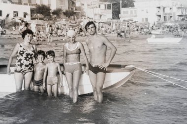rimini, İtalya 10 Haziran 1960: 60 'larda denizdeki insanların portresi