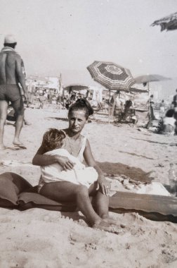 rimini, İtalya 10 Haziran 1960: 60 'larda denizdeki insanların portresi