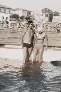 rimini, İtalya 10 Haziran 1960: 60 'larda denizdeki insanların portresi