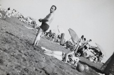 rimini, İtalya 15 Haziran 1960: 60 'larda denizde bir adamın portresi