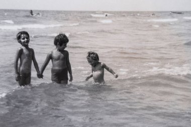 rimini, İtalya 15 Haziran 1960: Denizdeki çocukların portresi 60 'larda
