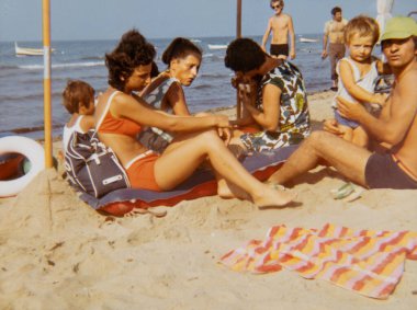 rimini, İtalya 15 Haziran 1970: 70 'lerden deniz kenarında aile portresi