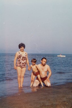 rimini, İtalya 15 Haziran 1970: 70 'lerden deniz kenarında aile portresi