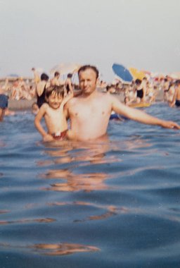 rimini, İtalya 15 Haziran 1970: 70 'lerden deniz kenarında aile portresi
