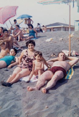 rimini, İtalya 15 Haziran 1970: 70 'lerden deniz kenarında aile portresi