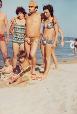 rimini, İtalya 15 Haziran 1970: 70 'lerden deniz kenarında aile portresi