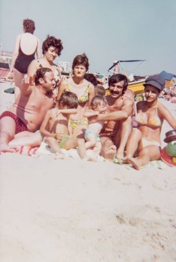 rimini, İtalya 15 Haziran 1970: 70 'lerden deniz kenarında aile portresi
