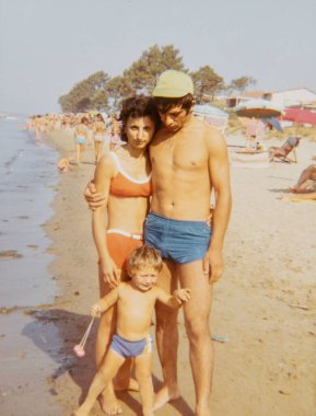rimini, İtalya 15 Haziran 1970: 70 'lerden deniz kenarında aile portresi