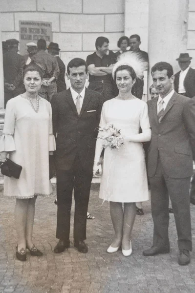 1960年9月10日意大利马萨 马塔纳 60年代新婚夫妇与宾客的肖像 — 图库照片