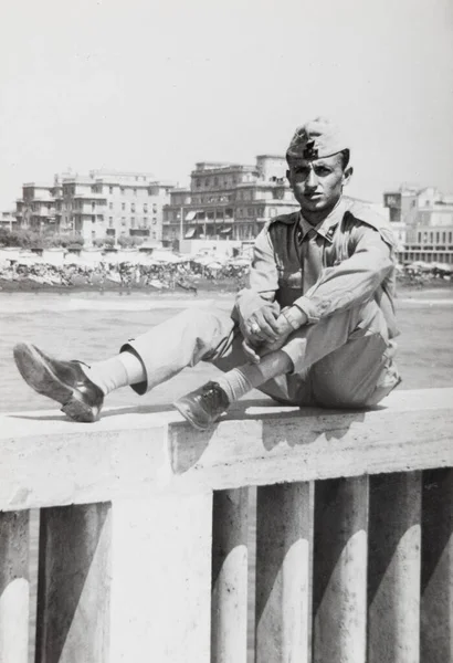 Óstia Itália Agosto 1960 Menino Militar Sentado Óstios Praia Década — Fotografia de Stock