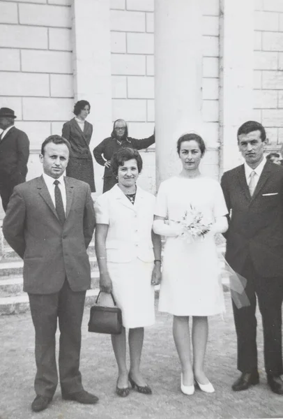 Massa Martana Italie Septembre 1960 Portrait Jeunes Mariés Avec Invités — Photo